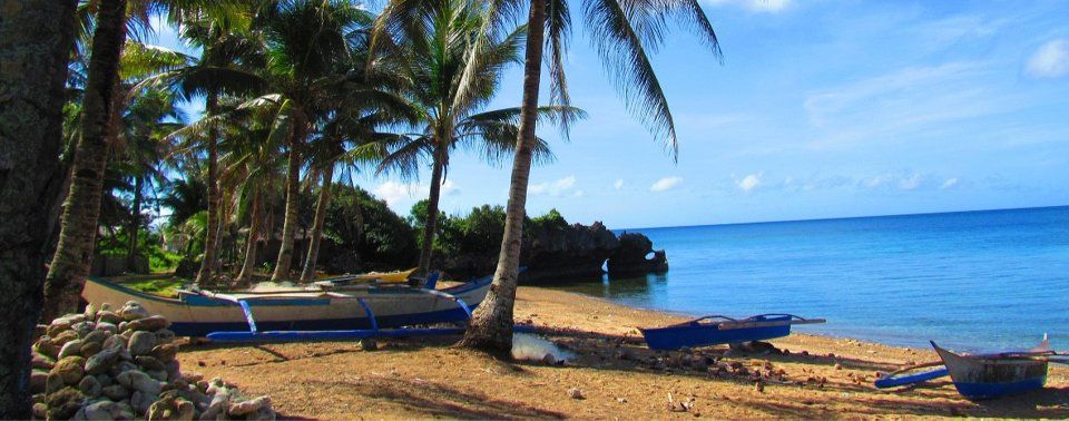 Banca boats pulled up on the beach